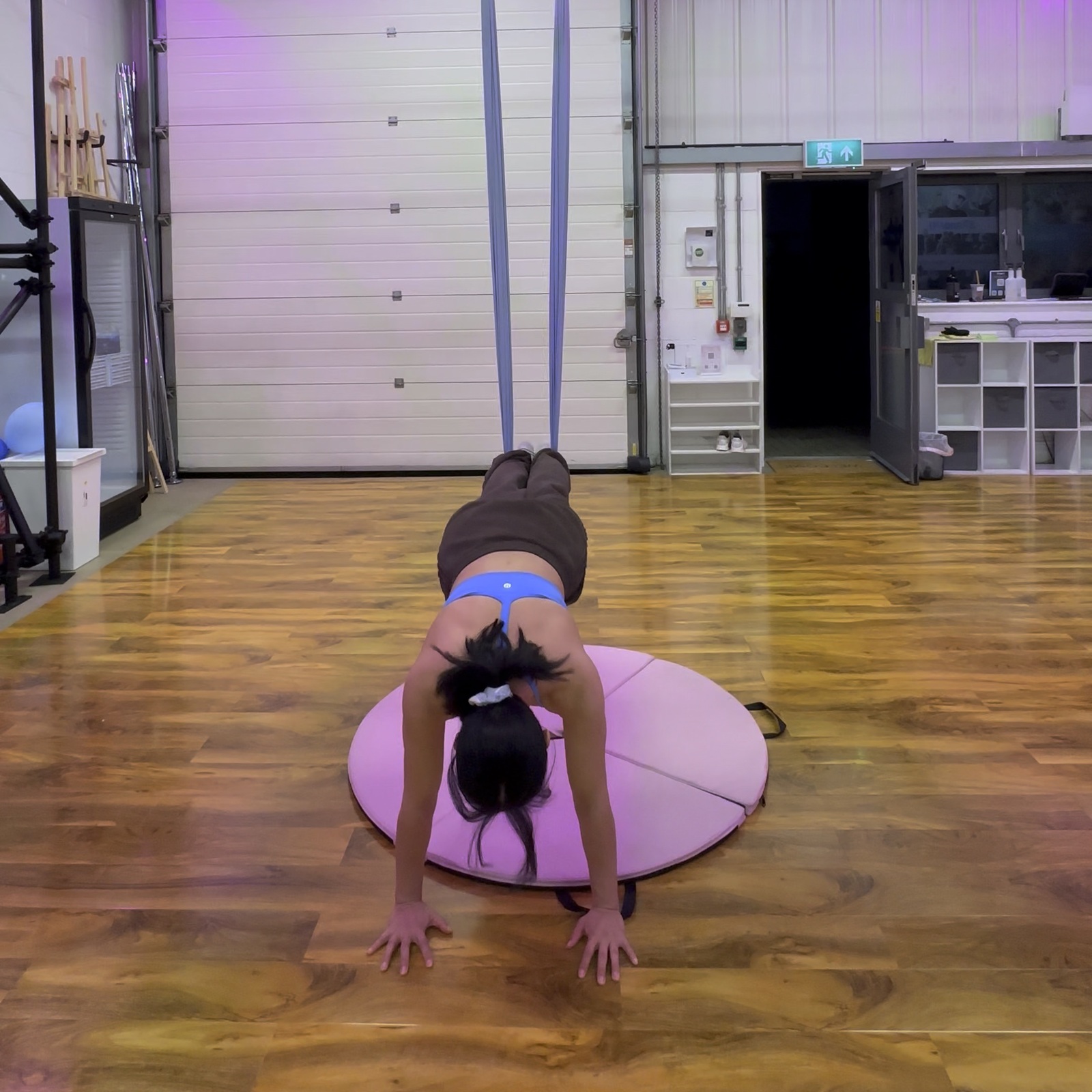 Hammock-supported floor exercise with hands on the mat